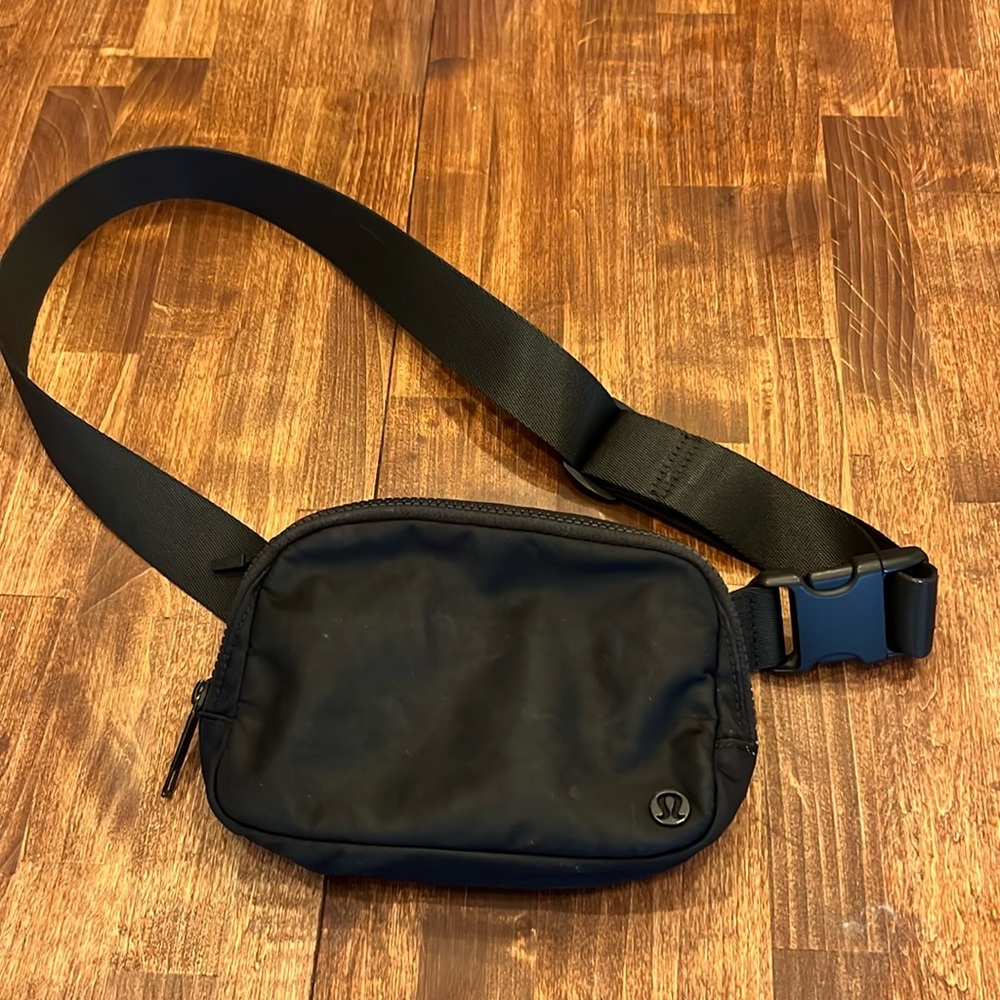 Lululemon 1L everywhere belt bag in black